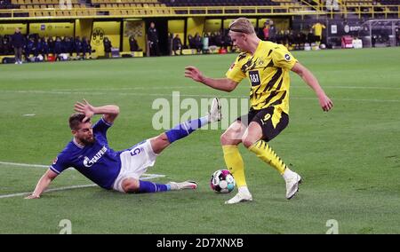 Dortmund, Deutschland. 24. Okt, 2020. firo: 24.10.2020 Fuvuball: Fußball: 1. Bundesliga-Saison 2020/21 BVB, Borussia Dortmund - FC Schalke 04 3: 0 Duelle, Erling Haaland gegen Matija Nastasiá Credit: Jvºrgen Fromme/firo/Pool zur weltweiten Nutzung/dpa/Alamy Live News Stockfoto