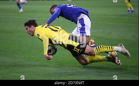 Dortmund, Deutschland. 24. Okt, 2020. firo: 24.10.2020 Fuvuball: Fußball: 1. Bundesliga-Saison 2020/21 BVB, Borussia Dortmund - FC Schalke 04 3: 0 Giovanni Reyna, Duelle gegen Malick Thiaw Credit: Jvºrgen Fromme/firo/Pool zur weltweiten Nutzung/dpa/Alamy Live News Stockfoto