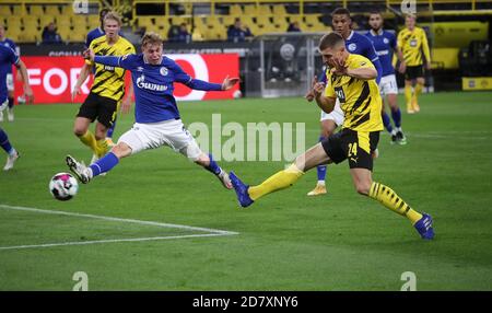 Dortmund, Deutschland. 24. Okt, 2020. firo: 24.10.2020 Fuvuball: Fußball: 1. Bundesliga-Saison 2020/21 BVB, Borussia Dortmund - FC Schalke 04 3: 0 Thomas Meunier, Duelle gegen Kilian Ludewig Credit: Jvºrgen Fromme/firo/Pool zur weltweiten Nutzung/dpa/Alamy Live News Stockfoto