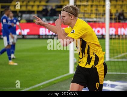 Dortmund, Deutschland. 24. Okt, 2020. firo: 24.10.2020 Fuvuball: Fußball: 1. Bundesliga-Saison 2020/21 BVB, Borussia Dortmund - FC Schalke 04 3-0 Jubel nach Tor zu 2-0 Erling Haaland Credit: Jvºrgen Fromme/firo/Pool zur weltweiten Nutzung/dpa/Alamy Live News Stockfoto