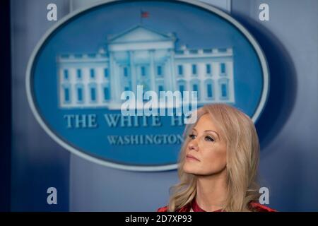 Kellyanne Conway, Senior Beraterin von US-Präsident Donald Trump, hört zu, wie Jim Carroll, Direktor des National Office of Drug Control Policy, nicht abgebildet, während einer Pressekonferenz über die Opioidkrise im Weißen Haus in Washington, D.C., USA am Donnerstag, 30. Januar 2020, spricht. Quelle: Alex Edelman/The Photo Access Stockfoto