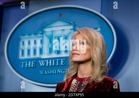 Kellyanne Conway, Senior Beraterin von US-Präsident Donald Trump, hört zu, wie Jim Carroll, Direktor des National Office of Drug Control Policy, nicht abgebildet, während einer Pressekonferenz über die Opioidkrise im Weißen Haus in Washington, D.C., USA am Donnerstag, 30. Januar 2020, spricht. Quelle: Alex Edelman/The Photo Access Stockfoto