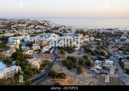 Luftaufnahme von Kato Paphos und Paphos Hafengebiet, Zypern. Stockfoto