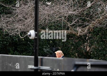 US-Präsident Donald Trump geht am Donnerstag, dem 30. Januar 2020, über den South Lawn des Weißen Hauses, als er an der Marine One in Washington, D.C., USA, antritt. Quelle: Alex Edelman/The Photo Access Stockfoto