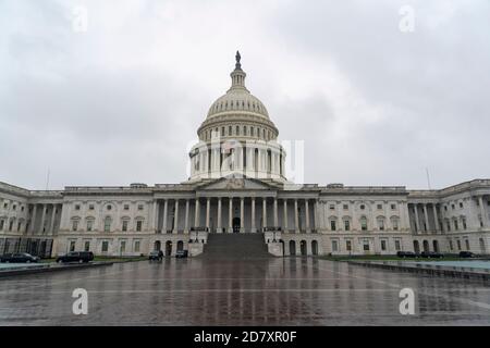 Das US-Kapitolgebäude am 25. März 2020 in Washington, DC. Der US-Senat war bereit, am Mittwoch ein massives Hilfspaket für Amerikaner und Unternehmen zu verabschieden, die von der Coronavirus-Pandemie verwüstet wurden, als die New Yorker Krankenhäuser sich auf eine Welle von Viruspatienten einwagten. Quelle: Alex Edelman/The Photo Access Stockfoto