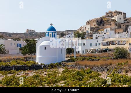 Akrotiri, Santorini Island, Griechenland - 18. September 2020: Eine kleine Kapelle mit Glockenturm. Dorf in der Nähe. Stockfoto