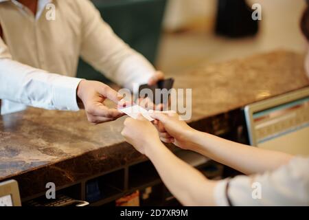 Einchecken von Hotelgästen Stockfoto