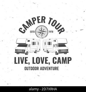 Camper-Tour. Leben, lieben, Lager. Camping-Zitat. Vektorgrafik. Konzept für Hemd oder Logo, Print, Stempel oder T-Shirt. Vintage Typografie Design mit 3d Wohnmobil, Windrose, Kompass Silhouette. Stock Vektor