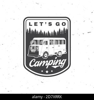 Gehen wir zum Camping. Sommercamp. Vektorgrafik. Konzept für Hemd oder Logo, Print, Stempel oder T-Shirt. Vintage Typografie Design mit Wohnmobil und Wald Silhouette. Camping-Zitat. Stock Vektor