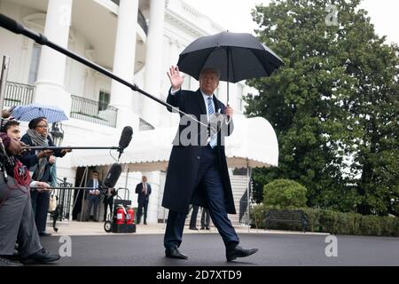 US-Präsident Donald Trump spricht zu Reportern auf dem South Lawn des Weißen Hauses inmitten der Coronavirus-Pandemie am 28. März 2020 in Washington, D.C..Quelle: Alex Edelman/The Photo Access Stockfoto