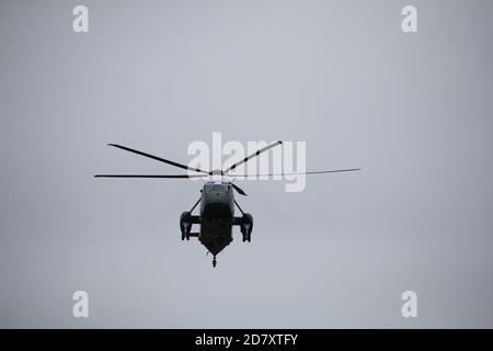 Der Hubschrauber Marine One landet auf dem South Lawn des Weißen Hauses inmitten der Coronavirus-Pandemie am 28. März 2020 in Washington, D.C..Quelle: Alex Edelman/The Photo Access Stockfoto