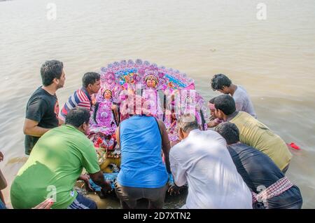 durga Idol Immersion in kolkata ganga Ghat Stockfoto