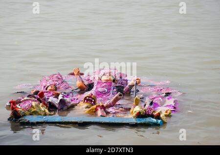 durga Idol Immersion in kolkata ganga Ghat Stockfoto