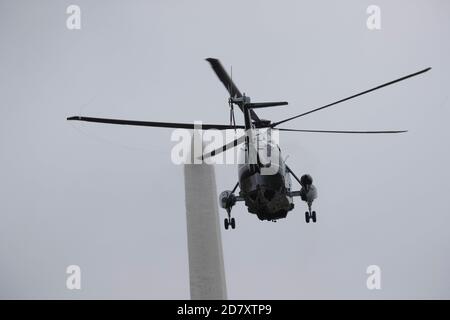 US-Präsident Donald Trump bestieg den Hubschrauber Marine One auf dem South Lawn des Weißen Hauses inmitten der Coronavirus-Pandemie am 28. März 2020 in Washington, D.C..Quelle: Alex Edelman/The Photo Access Stockfoto