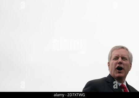 Der Stabschef des Weißen Hauses Mark Meadows spricht mit Reportern auf dem South Lawn des Weißen Hauses inmitten der Coronavirus-Pandemie am 28. März 2020 in Washington, D.C..Quelle: Alex Edelman/The Photo Access Stockfoto