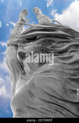 Statue einer Frau mit nach oben ausgestreckten Armen. Frieden, Freiheit, Osterkonzept und mehr. Stockfoto