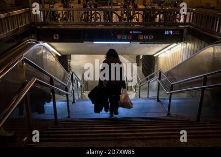 Barcelona, Spanien. Oktober 2020. 25. Oktober 2020, Barcelona, Katalonien, Spanien: Ein Mann geht die Treppe hinunter zur Metro auf Las Ramblas in Barcelona am Anfang der Ausgangssperre. Der spanische Premierminister hat heute einen neuen Ausnahmezustand genehmigt, der bis Mai in Kraft bleiben soll, und die katalanische Regierung verhängt zwischen 22 und 6 Uhr eine obligatorische Ausgangssperre. Quelle: Jordi Boixareu/Alamy Live News Stockfoto