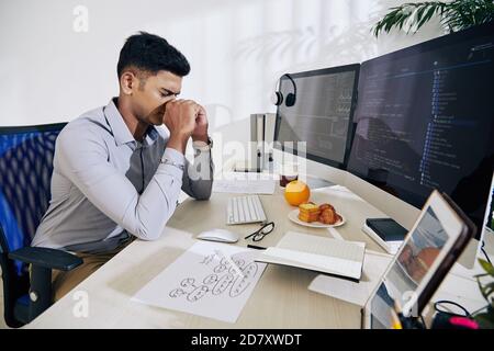 Programmierer, der nach einer Lösung sucht Stockfoto