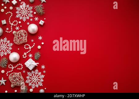 Weihnachtliche Hintergrund mit weißen Dekorationen Grenze auf roten Kopie Raum. Weihnachtliche Ornamente, flach liegend. Stockfoto