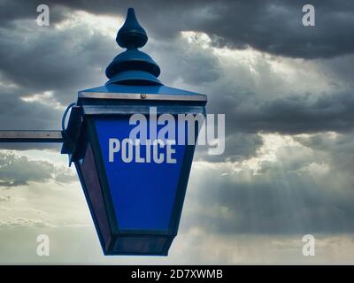 Ein traditionelles blaues Polizeilaterne-Schild vor einer britischen Polizeistation. Stockfoto