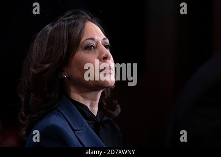 Senator Kamala Harris, ein Demokrat aus Kalifornien, hört zu, wie der Minderheitsführer Chuck Schumer, ein Demokrat aus New York, nicht abgebildet, während einer Pressekonferenz im US-Kapitol in Washington, D.C., USA, am Freitag, den 31. Januar 2020, mit Mitgliedern der Medien spricht. Quelle: Alex Edelman/The Photo Access Stockfoto