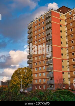 Neston Gärten in Birkenhead. Ein Hochhaus im Nordwesten von Großbritannien - ein Hochhaus von Wohnungen / Wohnungen für die Wohnnutzung. Stockfoto