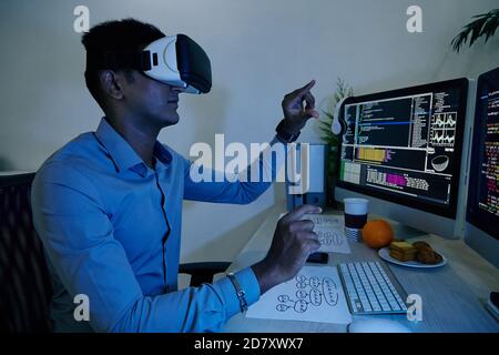 Entwickler testet VR-Anwendung Stockfoto