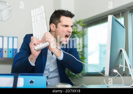 Stress und Frustration durch einen Computer Stockfoto