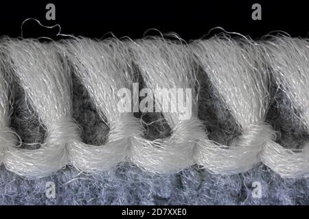 Saumnaht aus weißem Synthetikgarn Stockfoto