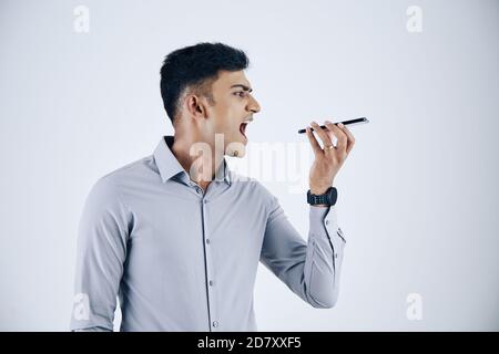 Unternehmer schreit im Mikrofon Stockfoto