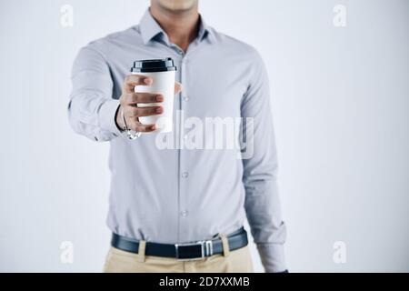 Geschäftsmann, der Kaffee gibt Stockfoto
