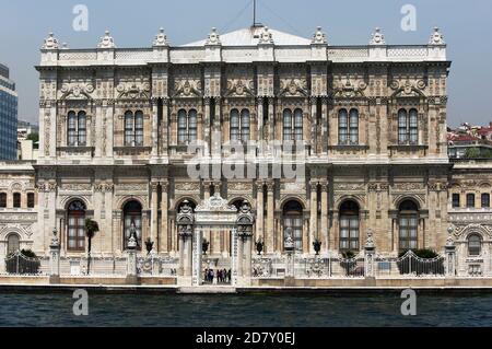 Der Dolmabahce-Palast, der an der Bosporus-Straße im Stadtteil Besiktas von Istanbul in der Türkei liegt. Stockfoto