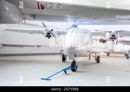 Hochflügelflugzeuge mit Doppelmotor im Hangar Stockfoto