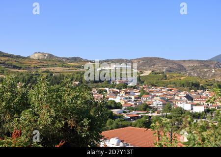 Weinberge an den Hängen des Troodos-Gebirges in der Nähe von Agios Amvrosios. Sonniger Sommertag in Zypern. Stockfoto