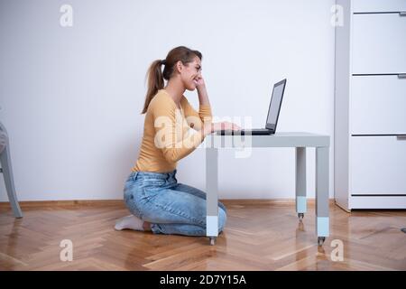 Junge Frau, die auf ihrem Tablet im Internet surft Stockfoto