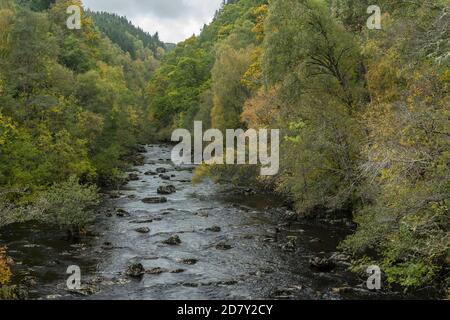 The River Affric in Glen Affric in Cannich, Highland, Schottland. Stockfoto