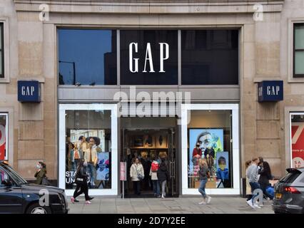 Die Leute laufen am Gap Store in der Oxford Street, London vorbei Stockfoto