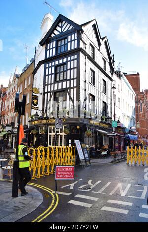 Covid-19 temporäre Einschränkungen Straßenschild und Verkehrsbarrieren in Old Compton Street, Soho. Viele Straßen im Zentrum von London wurden für den Verkehr blockiert, um während der Pandemie Sitzplätze auf der Straße im Freien zu ermöglichen. Stockfoto