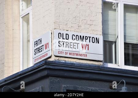 Old Compton Street und Frith Street Zeichen in Soho, London. Stockfoto