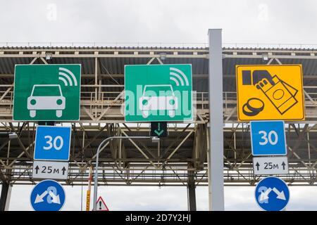 Verkehrskontrollschild vor Checkpoint Gate .payments Lines.mautpflichtige Straße . WHSD Transponder Sign.Verkehrszeichen auf Autobahn Maut Ticket.Stau an Stockfoto