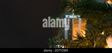 Banner von Geschenk weihnachtsdekoration hängen in einem weihnachtsbaum Stockfoto