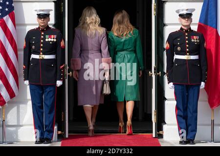 First Lady Melania Trump und die Frau der tschechischen Ministerpräsidentin Monika Babišová betreten am 7. März 2019 das Weiße Haus in Washington, D.C.. Quelle: Alex Edelman/The Photo Access Stockfoto