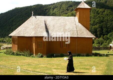 Außenansicht der christlich-orthodoxen Kirche im Lepsa-Kloster in der Grafschaft Vrancea, Rumänien. Nonne im Hof. Stockfoto