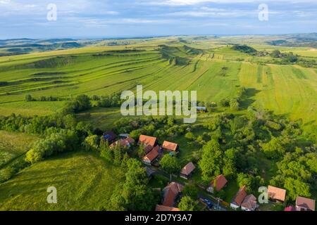 Fliegen über ein Dorf in Siebenbürgen. Luftdrohnenaufnahme von Manastireni, Rumänien per Drohne Stockfoto