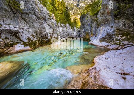 Blau gefärbter Fluss Soca im Triglav Nationalpark, Julische Alpen, Slowenien Europa Stockfoto