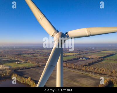 Nahaufnahme Luftaufnahme von Rotor- und Maschinenhaus der Windenergieanlage in der deutschen Landschaft an einem sonnigen Tag Stockfoto