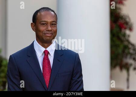 Der Golfer Tiger Woods hört zu, wie US-Präsident Donald Trump seine Bemerkungen vorlegt, bevor er Woods am Montag, den 6. Mai 2019, die Presidential Medal of Freedom im Rosengarten des Weißen Hauses in Washington, D.C., übergab. Die Presidential Medal of Freedom ist die höchste Ehre, die ein US-Präsident einem Zivilisten verleihen kann. Quelle: Alex Edelman/The Photo Access Stockfoto