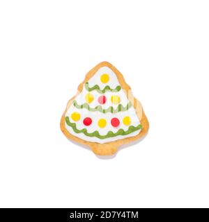 Weihnachtskekchen in Form von Bäumen auf isoliertem weißem Hintergrund. Stockfoto