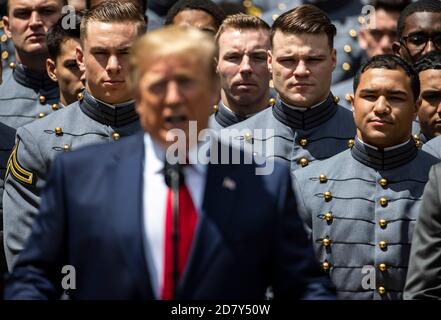 Kadetten von der U.S. Military Academy schauen auf US-Präsident Donald Trump hält Bemerkungen, bevor er am Montag, 6. Mai 2019, dem Team im Weißen Haus Rose Garden in Washington, D.C., die Trophäe des Oberbefehlshabers überreicht. Quelle: Alex Edelman/The Photo Access Stockfoto