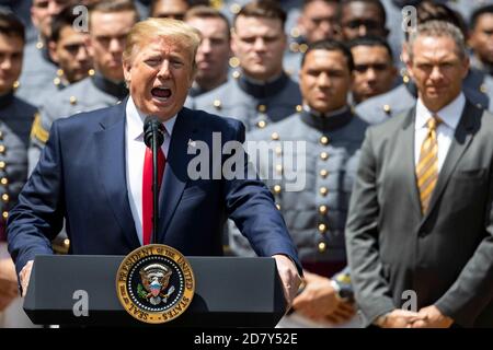 US-Präsident Donald Trump hält Bemerkungen, bevor er dem Team am Montag, den 6. Mai 2019, im Rosengarten des Weißen Hauses in Washington, D.C., die Trophäe des Oberbefehlshabers überreicht. Quelle: Alex Edelman/The Photo Access Stockfoto